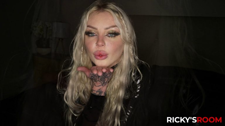 Nichole Saphir Rocks With Delicious Feminine Curves